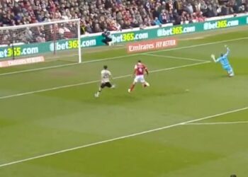 (Vidéo) Firmino rate une énorme chance de donner l’avantage à Liverpool