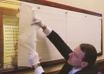 Plaque dévoilée à l’hôtel de ville de Liverpool pour le 97