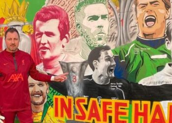 Le plaisir de Dudek et Westerveld devant la peinture murale des GK de Liverpool