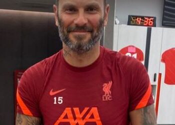 Berger pose dans le petit kit comique d’Oxlade-Chamberlain