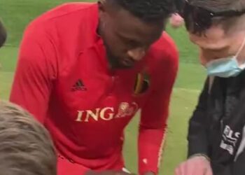Origi prend le temps de signer les maillots de Liverpool en Belgique