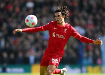 Akinewa perplexe face aux critiques d’Alexander-Arnold