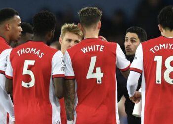 Lacazette marque : Cinq remplaçants : Nouveaux maillots