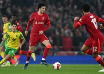 Curtis Jones partage un message de quatre mots en ligne après qu’une peur de blessure l’ait forcé à quitter le terrain à la mi-temps