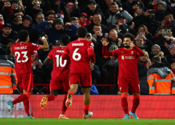 Neville qualifie les stars de Liverpool de « blague absolue »