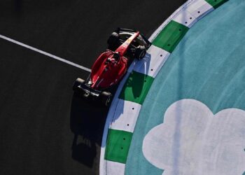 F1 Arabia, libre 1 signé par Leclerc.  Mais Verstappen vole avec les durs
