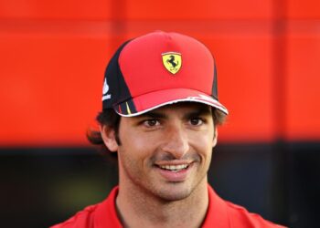 Sainz, le renouvellement avec Ferrari jusqu’en 2024 est officiel : « Un grand honneur »