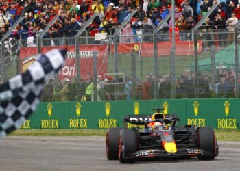 F1, Verstappen et Perez conquièrent Imola : Triomphe Red Bull !  Cauchemar Ferrari : Leclerc 6e, Sainz éliminé