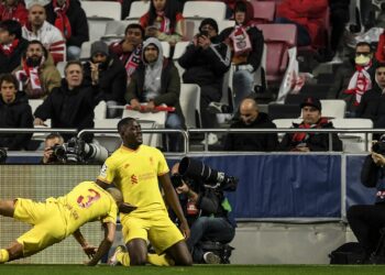 La femme de Fabinho, Rebeca, le déchire à cause d’une mauvaise glissade du genou