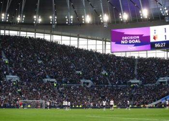 Les arbitres ne devraient pas s’entraîner avec des clubs et se concentrer sur les aspects positifs du VAR