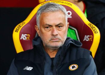 Mourinho rend hommage à Maradona avant le choc de la Roma contre Naples