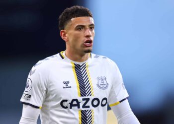 Everton a infligé un coup de blessure à Godfrey à la dernière minute avant Liverpool