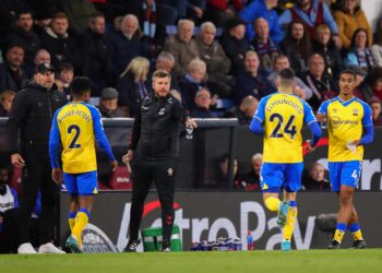 Southampton vs Burnley interrompu pour permettre aux stars des Saints de rompre le jeûne du Ramadan