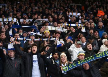 Les fans de Leeds établissent un record de fréquentation alors que Man City scelle le titre de Premier League 2