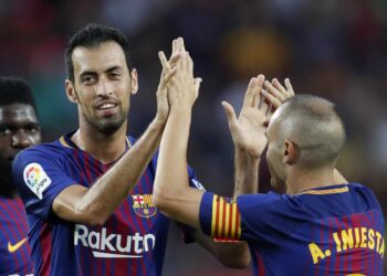 Sergio Busquets dépasse Iniesta lors de la rencontre de Barcelone avec la Sociedad