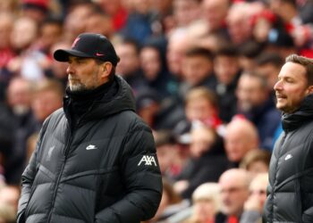 Les cinq mots que Lijnders a dit à Klopp sur la perspective d’une prolongation de contrat qui ont aidé à convaincre l’allemand de signer un nouvel accord