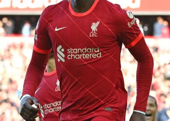 Liverpool pourrait recevoir 70 millions de livres sterling « sur deux saisons » avec un accord de parrainage potentiel, confirme David Ornstein