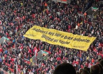 Les fans de Liverpool dévoilent une bannière en soutien à l’ancien personnel de P&O