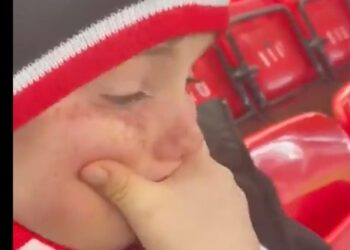 (Vidéo) Moment déchirant alors que le jeune supporter de Liverpool assiste à son tout premier match