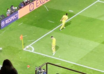 Missiles lancés sur Robertson avant le corner de Benfica