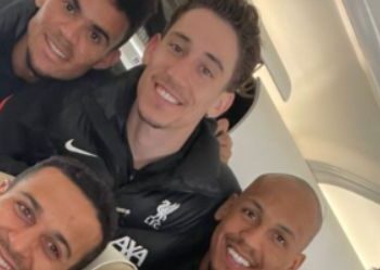 Adrian partage le selfie de son équipe alors que l’équipe de Liverpool rentre chez elle