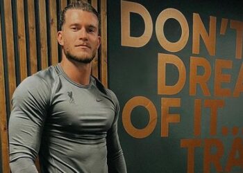 Karius semble méconnaissable alors qu’il partage l’image du physique