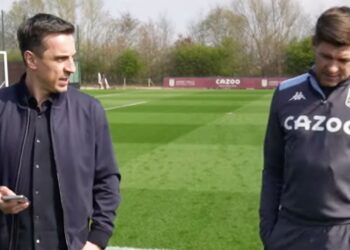 (Vidéo Gerrard a demandé de choisir entre Torres ou Suarez