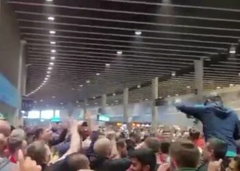 Les fans de Liverpool se déchaînent dans le hall de Wembley