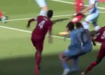 Virgil van Dijk pousse Jack Grealish au sol