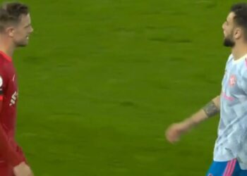 Henderson fait peur à Fernandes pour qu’il sorte le ballon hors du jeu