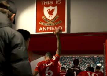 Les fans de Liverpool remarquent que Thiago tape sur le panneau « This is Anfield »
