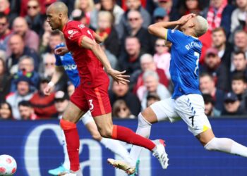 Fabinho sélectionne une image hilarante de Richarlison sur les réseaux sociaux