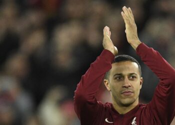 Paul Scholes donne une ovation spéciale à Thiago après la masterclass du milieu de terrain