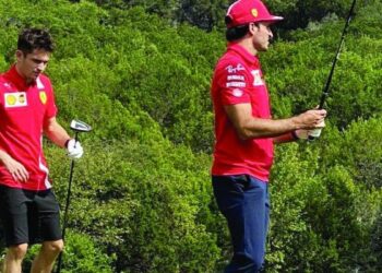 Sainz et Leclerc, deux amis sur le green du golf.  Mais Norris les bat