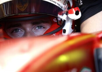 Leclerc immédiatement le plus rapide en FP1;  Sainz sixième après un tête-à-queue