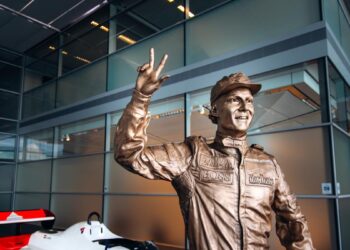 McLaren lui dédie une statue, celle du troisième championnat du monde