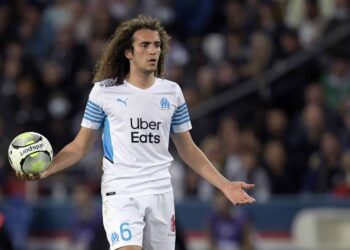 La paire d’Arsenal Nelson et Guendouzi partagent un moment après le choc de la Conference League