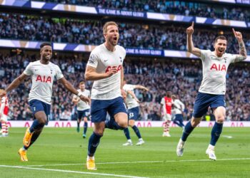 Tottenham a établi le record du club lors d’une grande victoire 3-0 contre Arsenal dans la course pour la quatrième place