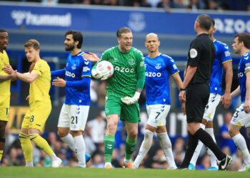 Everton confirme l’enquête policière après que les stars de Brentford aient révélé des abus racistes