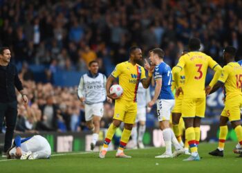 Jordan Ayew échappe à la punition dans un défi imprudent contre Everton