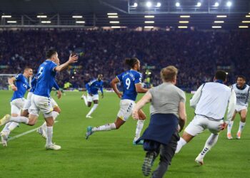 Vieira donne un coup de pied à un fan d’Everton après avoir été harcelé lors d’une invasion de terrain