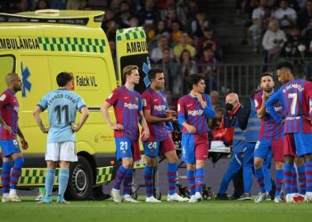 La star de Barcelone Ronaldo Araujo chargée dans une ambulance lors du match du Celta Vigo après un affrontement de têtes avec Gavi