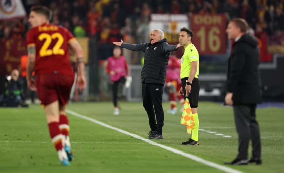 Jose Mourinho établit un nouveau record alors que l'AS Roma se qualifie pour la finale de la Conference League