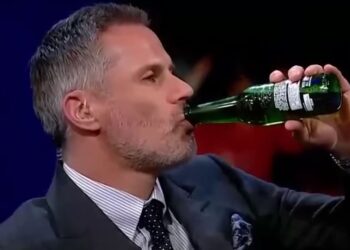 Carragher avale une bouteille de bière pour célébrer la victoire de Liverpool