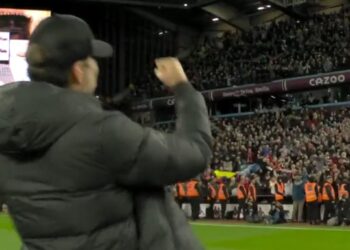 Klopp salue le Kop itinérant après la victoire de Liverpool