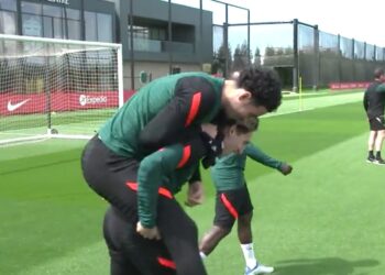 Jones célèbre l’anniversaire de Tsimikas lors de l’entraînement de Liverpool