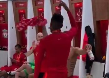 Origi rejoint le reste des joueurs de Liverpool en chantant son chant