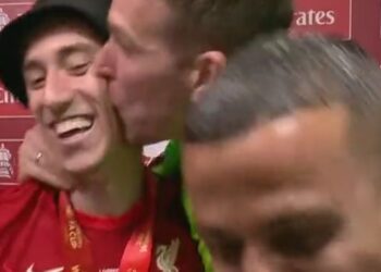 Adrian et Thiago interrompent l’interview de Tsimikas pour s’embrasser et célébrer