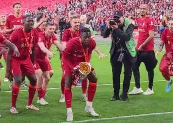 Moment réconfortant Keita remet à Origi la FA Cup