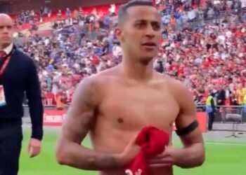 (Vidéo) Un jeune supporter comblé de recevoir le maillot de match de Thiago